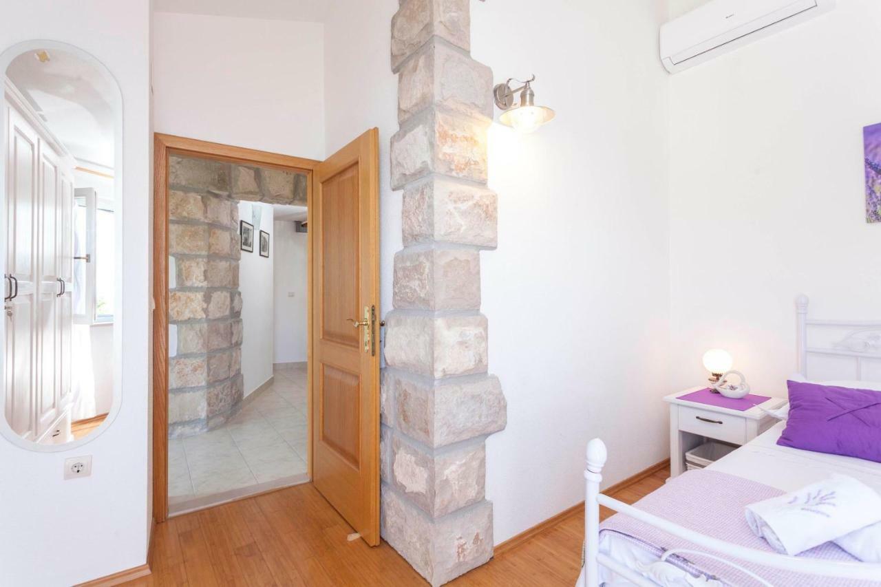 Holiday Home Lavanda Grubisic Tučepi Kültér fotó